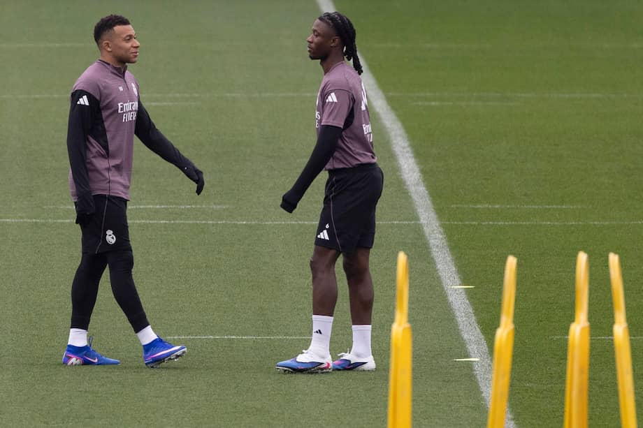 Los futbolistas del Real Madrid Kylian Mbappé y Eduardo Camavinga durante un entrenamiento en la Ciudad Deportiva de Valdebebas en Madrid, España en la víspera de su partido por LaLiga EA Sports contra Sevilla.