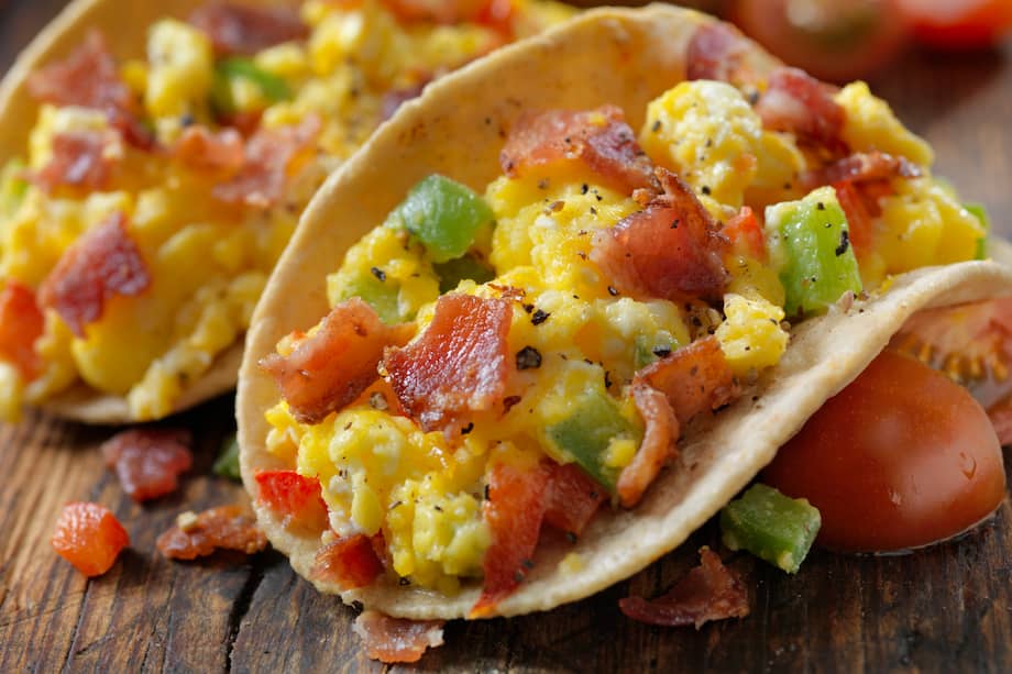 Agrega tomate y tocineta para disfrutar.