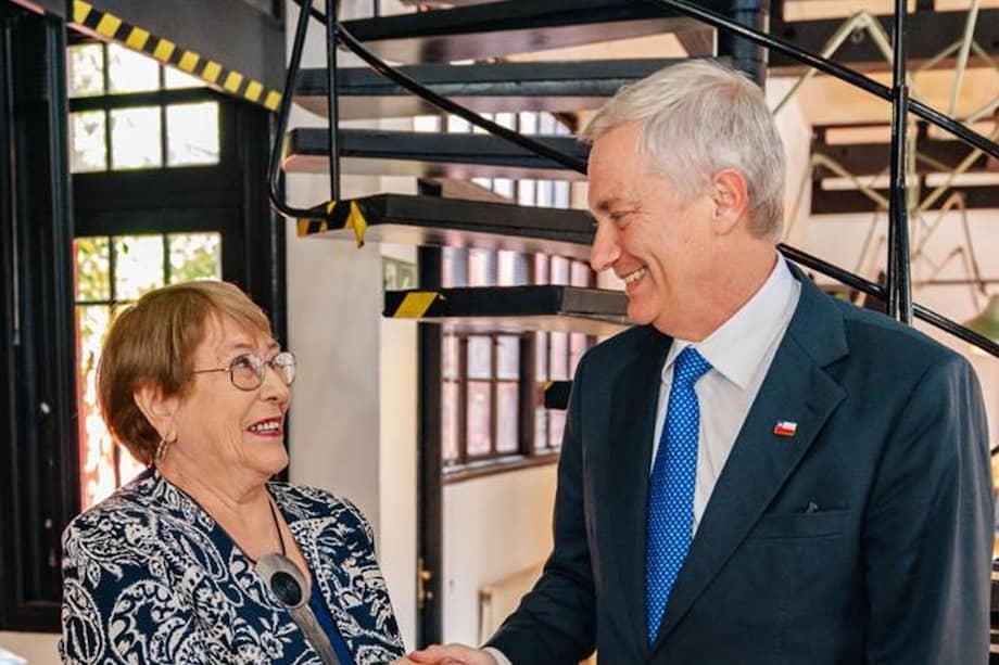 El presidente de Chile, José Antonio Kast (d), saludando a la expresidenta de Chile, Michelle Bachelet (i) durante un encuentro en diciembre.