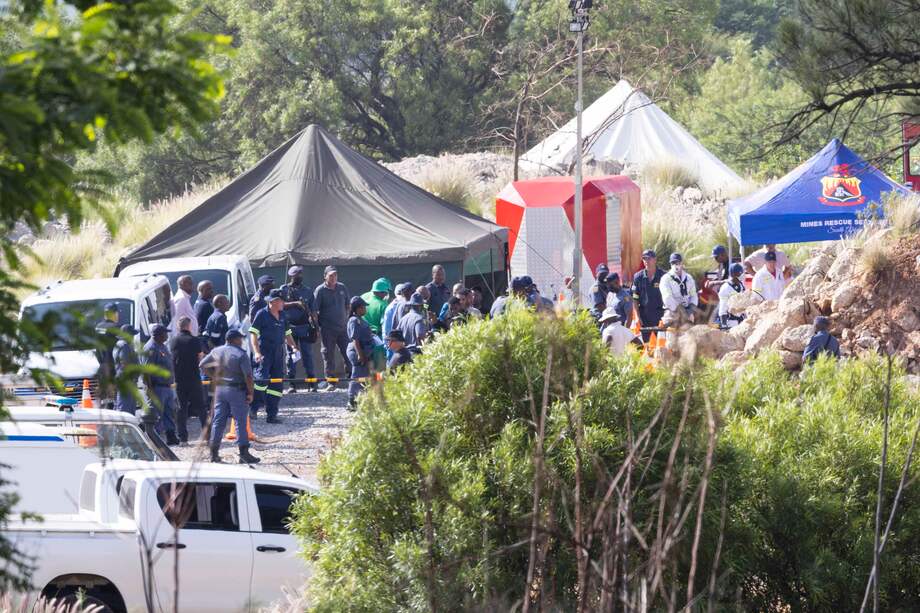 Miembros de la SAPS (Servicios Policiales Sudafricanos) y de los servicios de rescate durante la misión oficial de rescate.