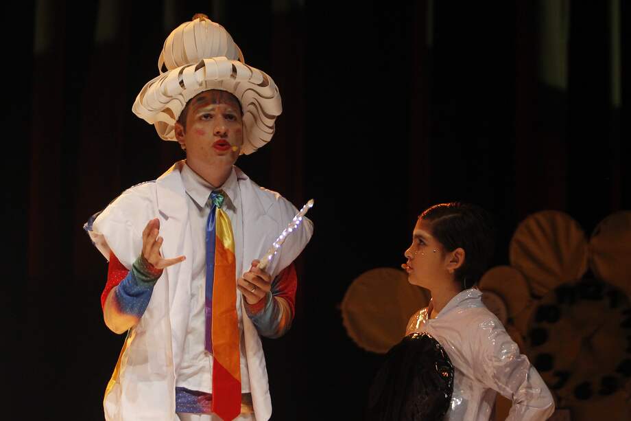 Actores con autismo del grupo teatral de la Fundación Integrar se presentan durante la obra "Reparando el arcoíris", el 27 de noviembre de 2022, en Medellín. EFE/ Luis Eduardo Noriega A.