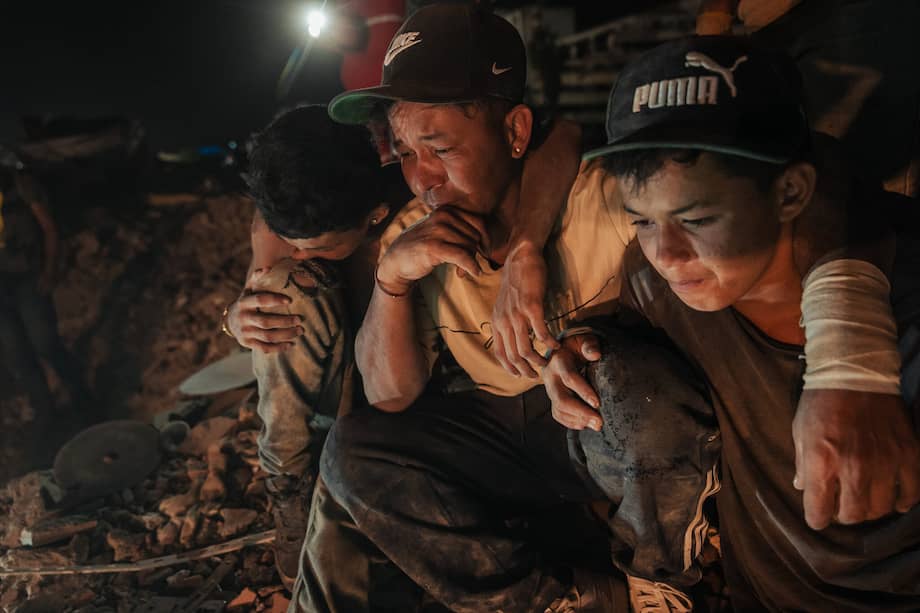 Deivid Delfín, de 44 años, con sus dos hijos sobrevivientes, Winder, de 17, a la izquierda, y Deivi, de 15, a la derecha, en Venezuela en junio, después de que dos sismos gemelos mataran a la madre, al hermano menor y a la abuela de los jóvenes.