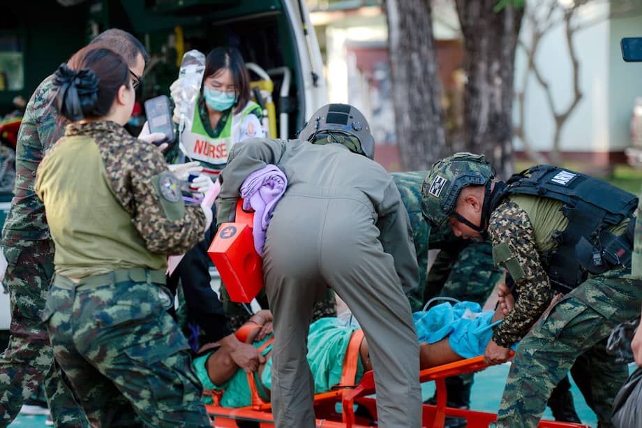 Foto del Ejército Real de Tailandia muestra a un soldado herido siendo trasladado tras un enfrentamiento con tropas camboyanas en Si Sa Ket, 7 de diciembre de 2025.