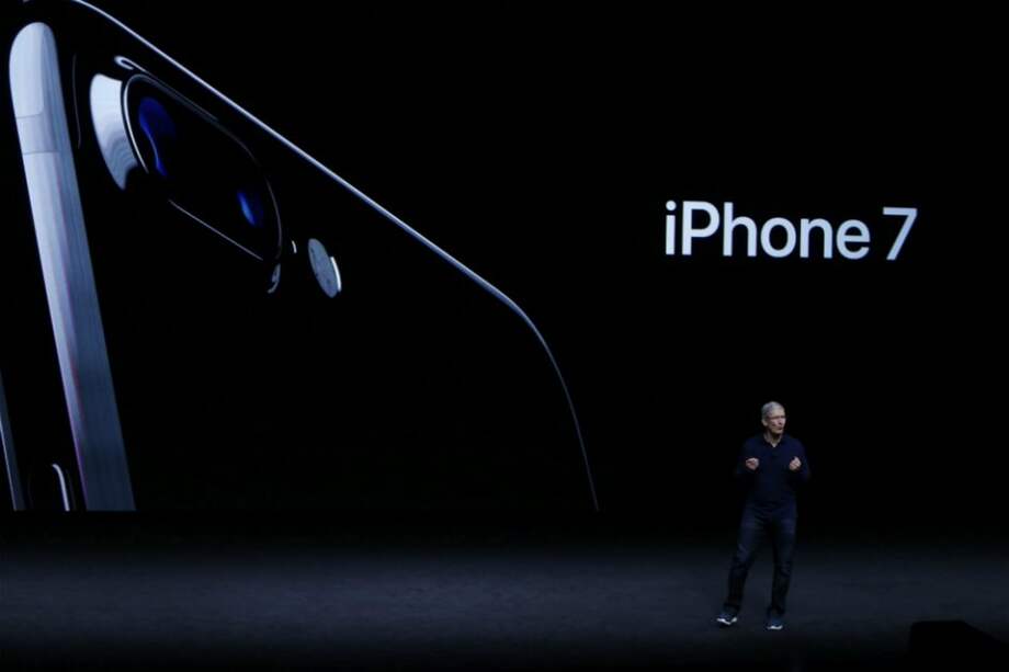 Tim Cook, CEO de Apple, durante la introducción del iPhone 7. / EFE