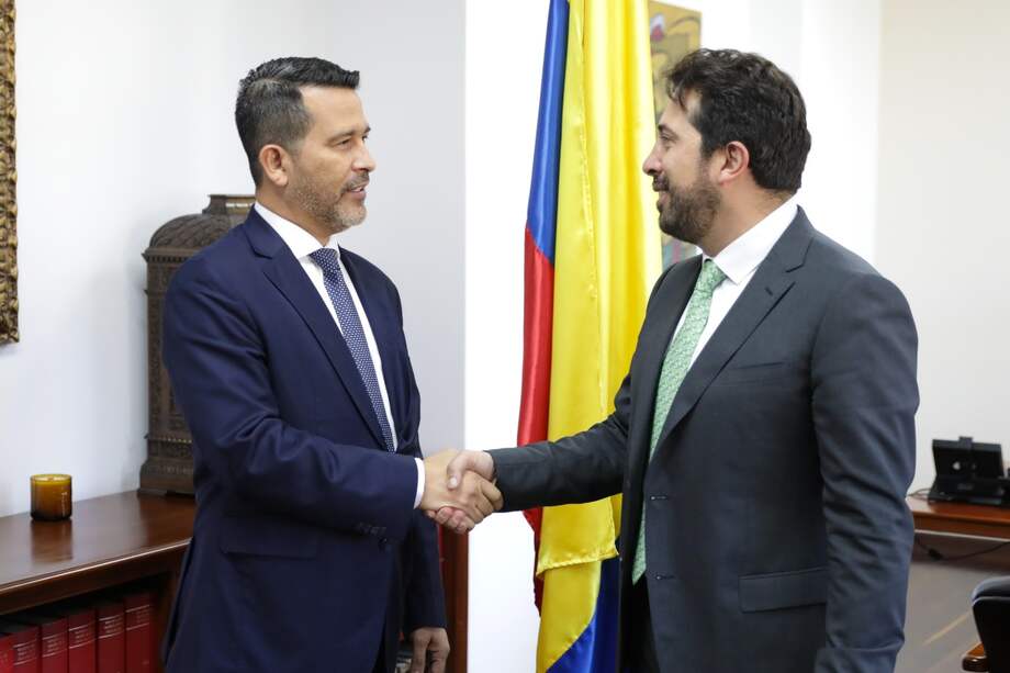 Ministro de Hacienda y Crédito Público, Diego Guevara Castañeda y el nuevo director general (e) de la DIAN, Luis Eduardo Llinás Chica.