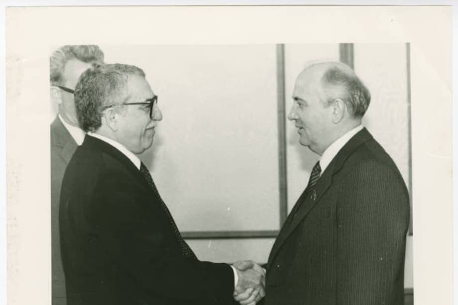 Gabriel García Márquez (1927-2014) y Mijail Gorvachov en Moscú en 1987, antes de la caída del Muro de Berlín. Gorvachov cumple hoy 90 años de edad y Euronews informó que vive sano pero "aislado y el silencio". Fue jefe de Estado de la disuelta Unión Soviética entre 1988 y 1991.