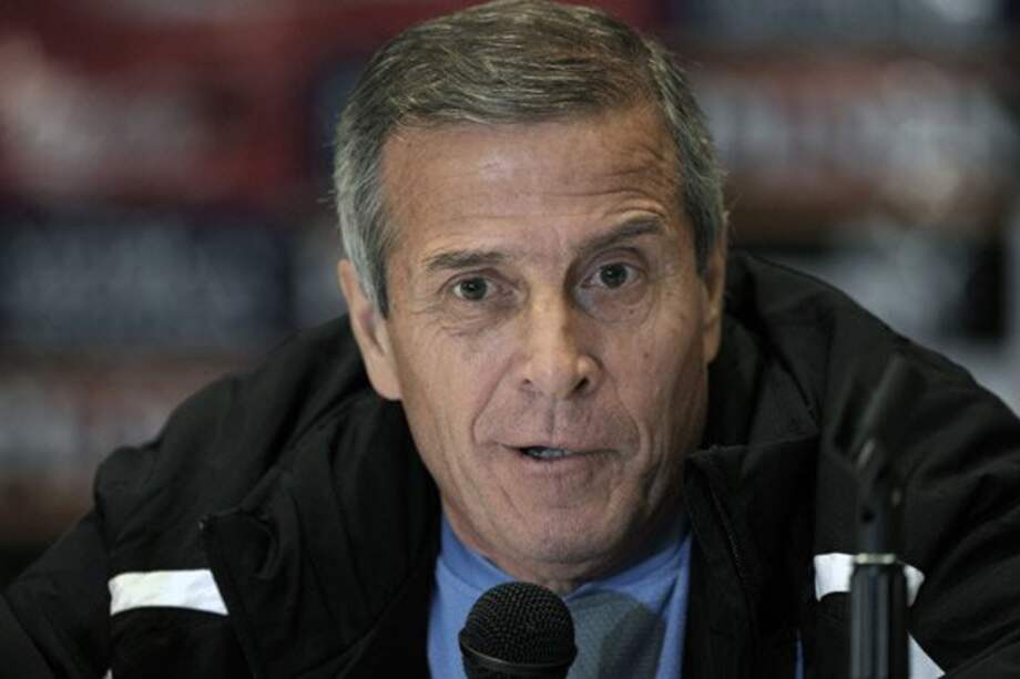 Tabárez analiza variantes y Forlán aparece fuera del equipo