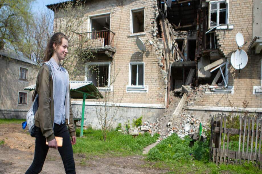 Una adolescente de catorce años, planea sus paseos con bastante antelación por la pequeña ciudad de Novotoshkivske en Ucrania porque todavía está llena de metralla y de ordenanzas sin explotar. / UNICEF / UN0312582 / Filippov