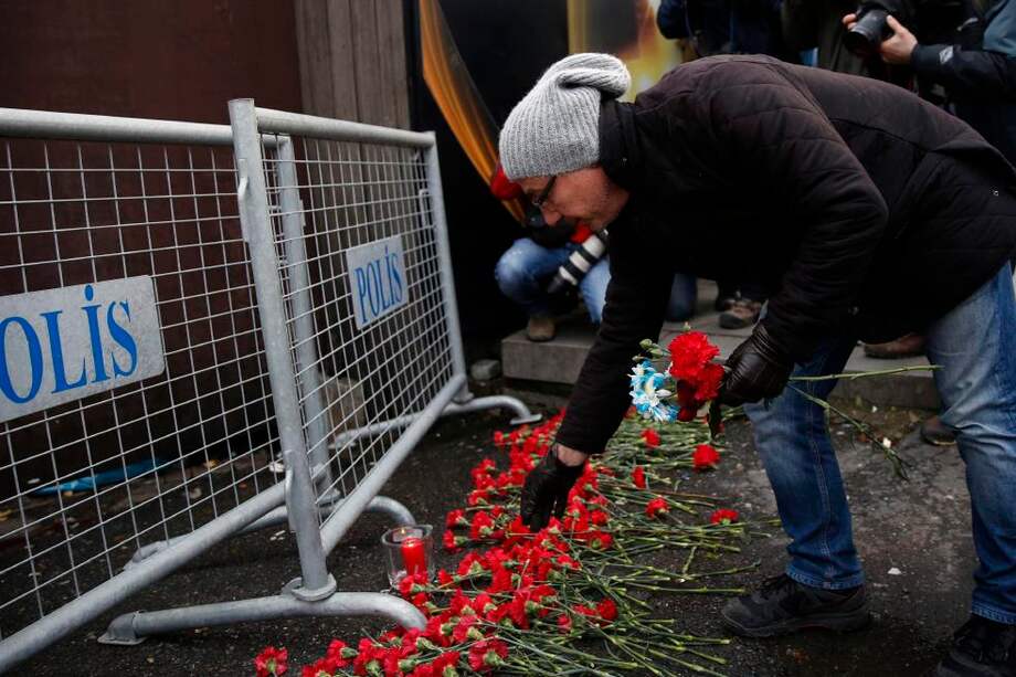 Gente lleva flores y velas al frente del Reina, el club nocturno en donde un terrorista mató a 39 personas. / EFE