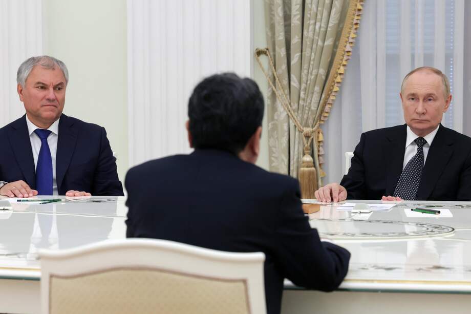 El presidente ruso Vladimir Putin (R) y el presidente de la Duma Estatal, Vyacheslav Volodin (L), se reúnen con el presidente del Parlamento vietnamita, Tran Thanh Man (C), en el Kremlin de Moscú, Rusia, el 10 de septiembre de 2024.