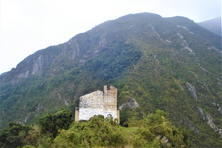 La antigua Ermita de la Peña surgió a partir de la aparición milagrosa de cuatro efigies religiosas (un ángel, María, Jesús y san José) en una roca del cerro.
