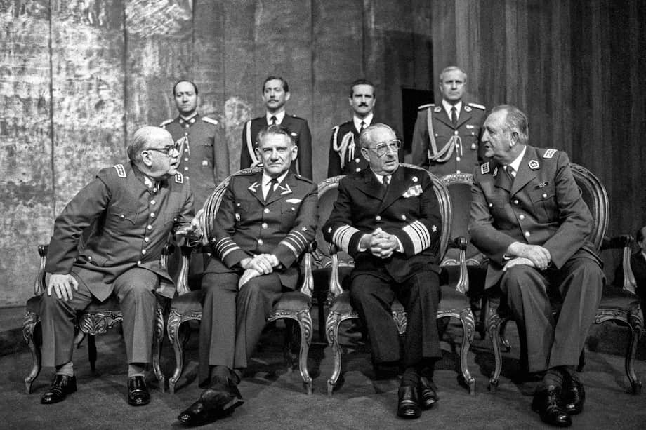 En la imagen, la Junta Militar en el edificio Diego Portales, Santiago, el 30 de agosto de 1988.