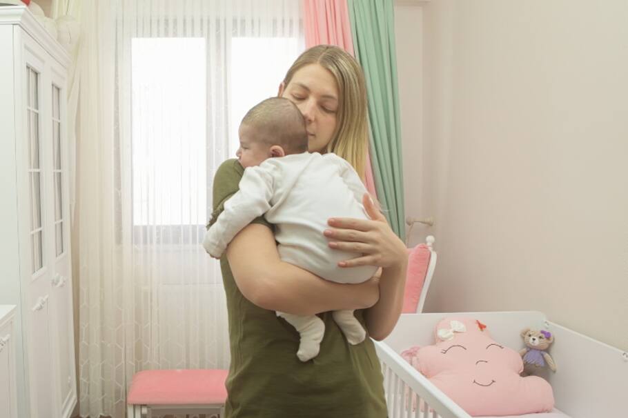 ¿Qué pasa si el bebé se duerme sin eructar tras acabar de lactar?