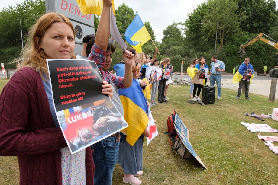 Protestas de ucranianos frente a la sede de Lukoil en Vilvorde, Bélgica.