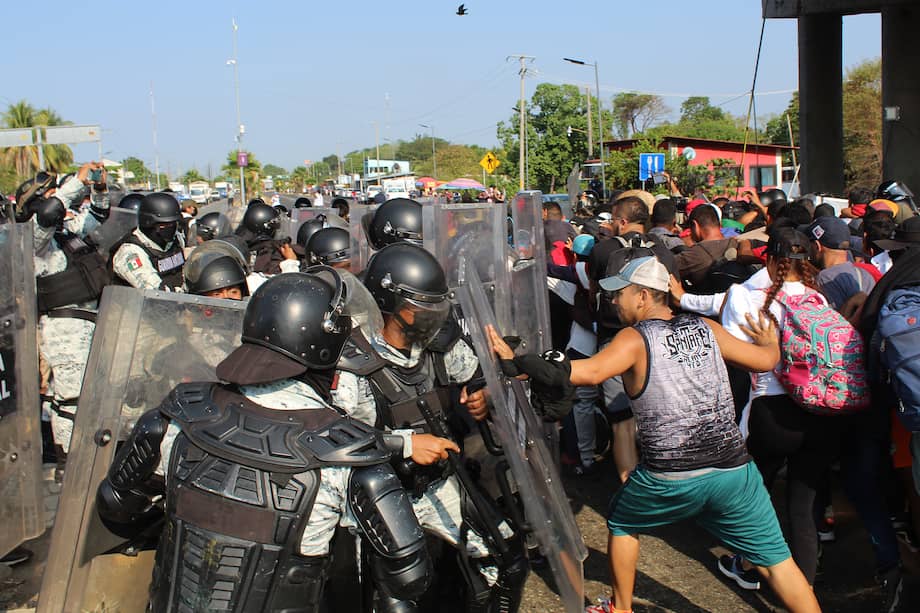 Miembros de la Guardia Nacional chocan con migrantes en la ciudad de Tapachula, estado de Chiapas, en México.