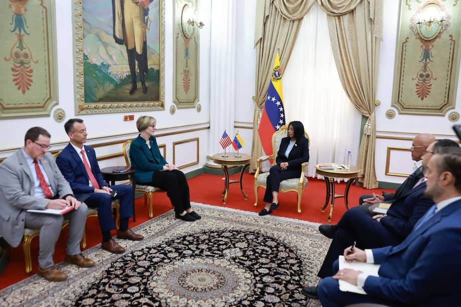 Delcy Rodríguez se reúne en Miraflores con Laura Dogu, encargada de negocios de EE.UU. para Venezuela, durante la reapertura de la misión diplomática en Caracas.