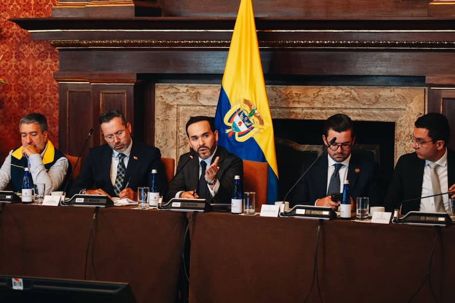 Abelardo de la Espriella (c), hablando durante un encuentro con representantes del sector asegurador. EFE