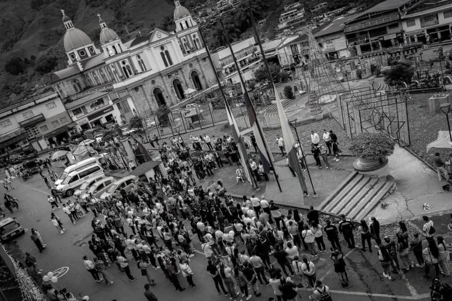 La alcaldía de Manzanares rindió un homenaje al artista y su manager y convocó a sus habitantes para izar la bandera a media asta.