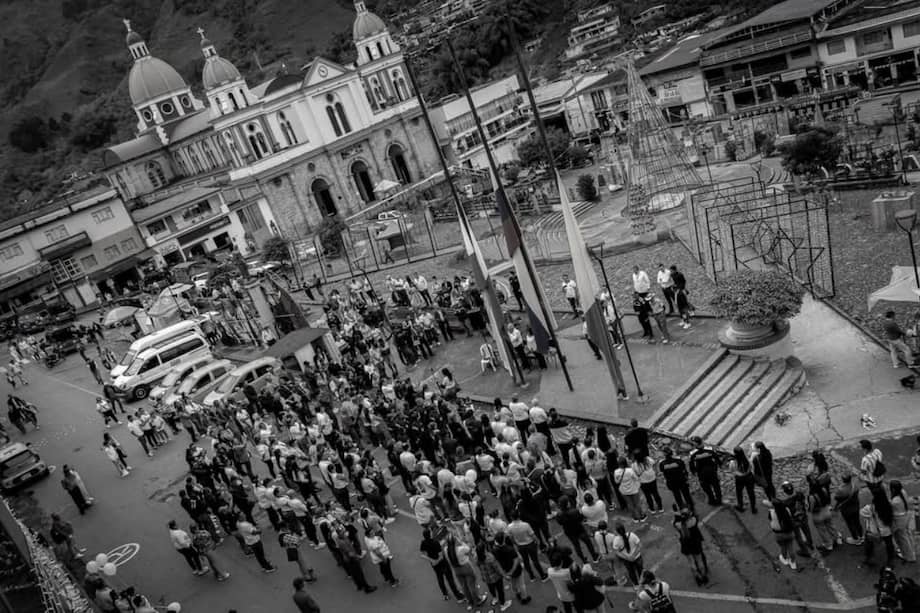 La alcaldía de Manzanares rindió un homenaje al artista y su manager y convocó a sus habitantes para izar la bandera a media asta.