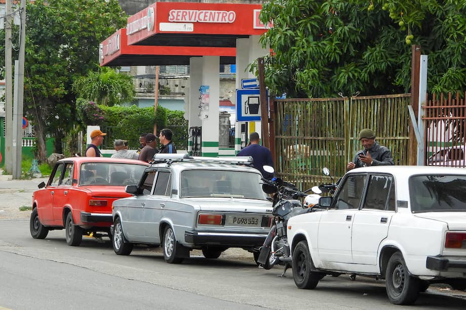 Los vehículos esperan en fila para comprar gasolina en una gasolinera en La Habana el 30 de enero de 2026.