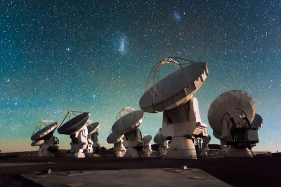 Los telescopios de todo el mundo, incluido ALMA en Atacama, Chile, se unieron para crear el Telescopio Horizon del Evento, una radio virtual casi tan grande como la Tierra. / ALMA