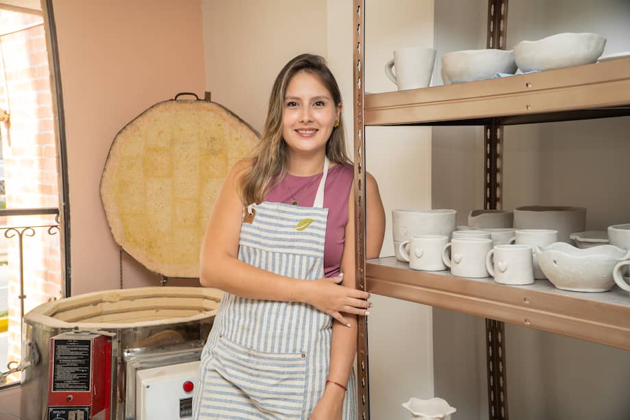 Ella es María Latorre, la emprendedora que encontró en las manualidades, la posibilidad de combinar sus dos pasiones: la bisutería y el arte plasmado en cerámica.