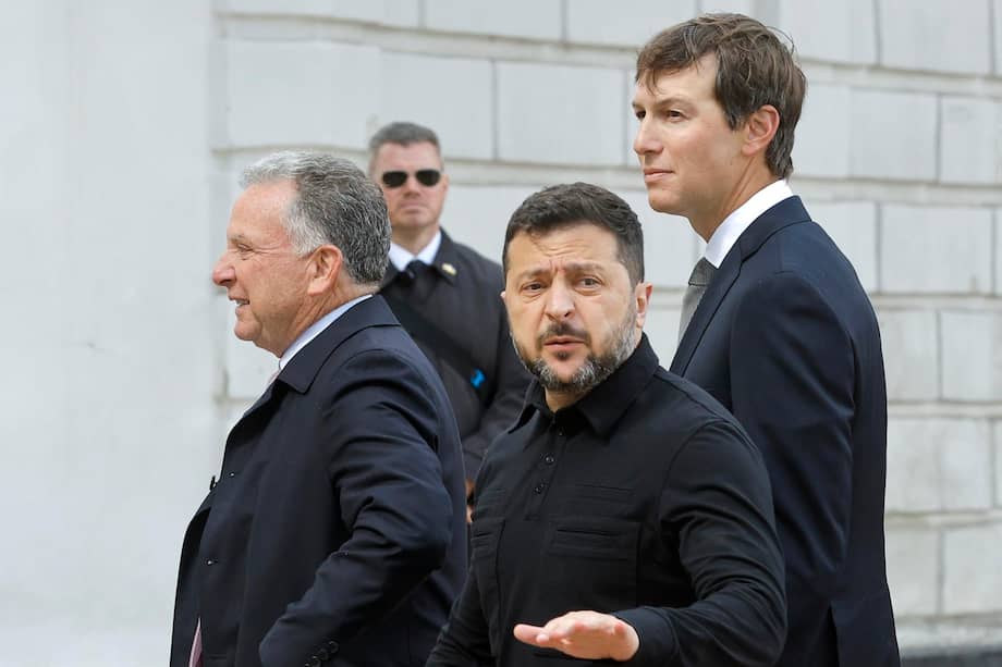 El presidente ucraniano Volodymyr Zelensky (C) habla con los medios mientras camina con los enviados especiales de Estados Unidos para la paz, Steve Witkoff (I) y Jared Kushner (D).