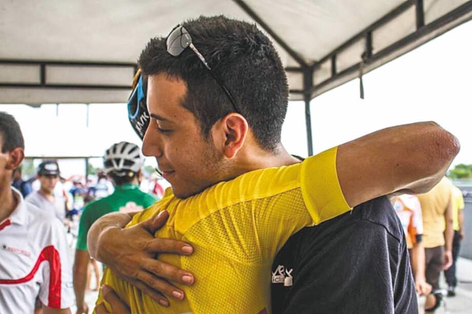 El abrazo de Pulido con Daniel Arroyave, hoy ciclista del EF, tras ganar la Vuelta del Porvenir 2018. / Fedeciclismo