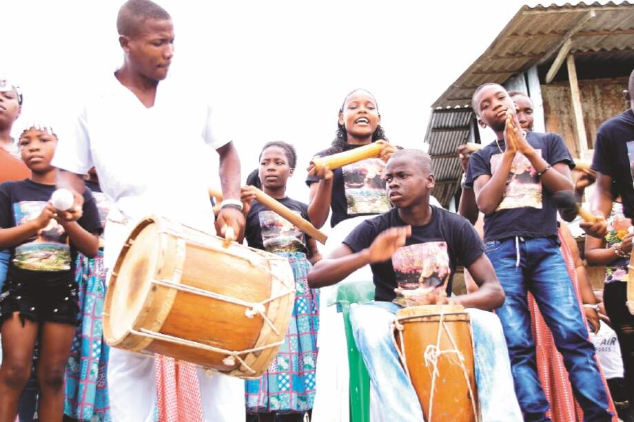 Los niños yurumanguireños recibieron a los delegados institucionales y demás invitados a la vereda Veneral con música./ Unidad de Restitución de Tierras.