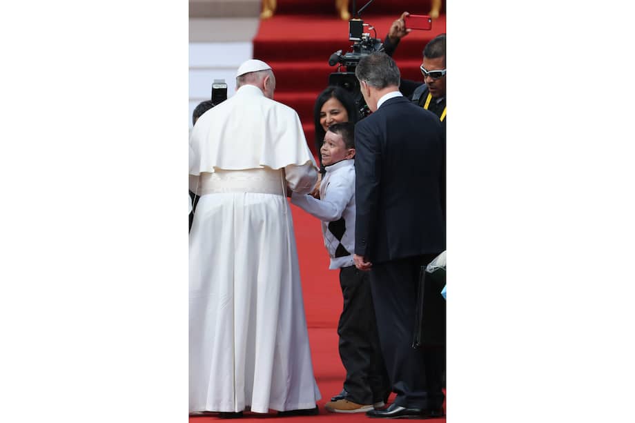 Fotografía de archivo fechada el 7 de septiembre de 2017, que muestra al joven venezolano Yalik Peña mientras saluda al papa Francisco y al presidente colombiano, Juan Manuel Santos en la Casa de Nariño, en Bogotá. / EFE