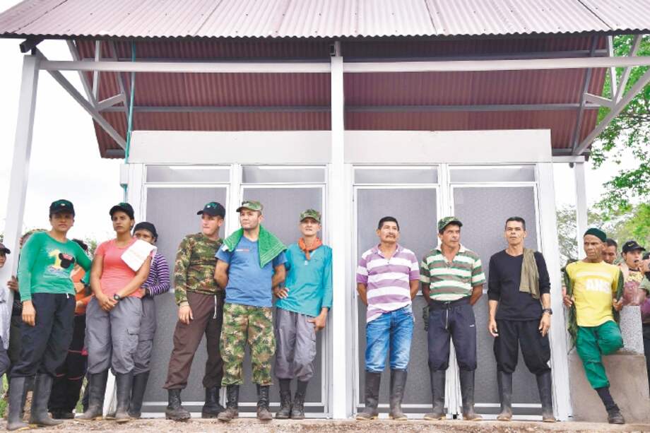 Guerrilleros de las Farc en una de las zonas veredales. / AFP