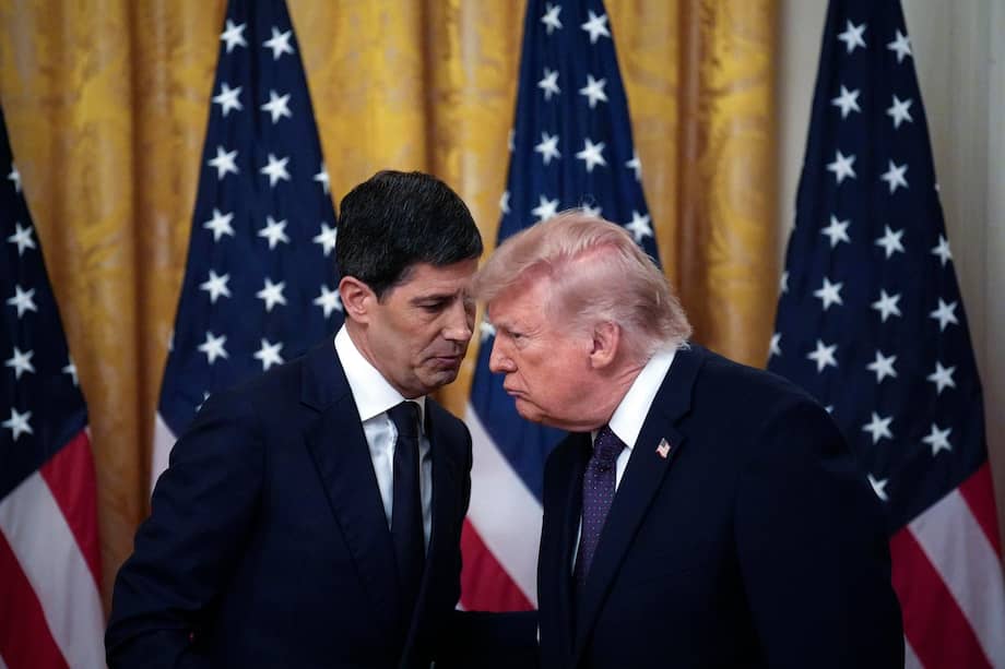 El presidente de Estados Unidos, Donald Trump, saluda al nuevo director de la Reserva Federal de Estados Unidos, Kevin Warsh, durante el juramento de este último en la Casa Blanca.