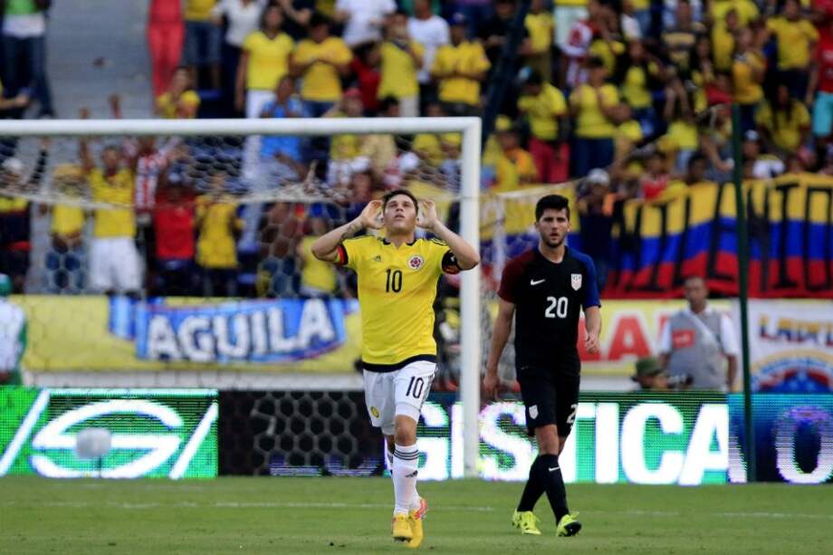 Juan Fernando Quintero (i) anotó de penal el gol del combinado tricolor. / EFE