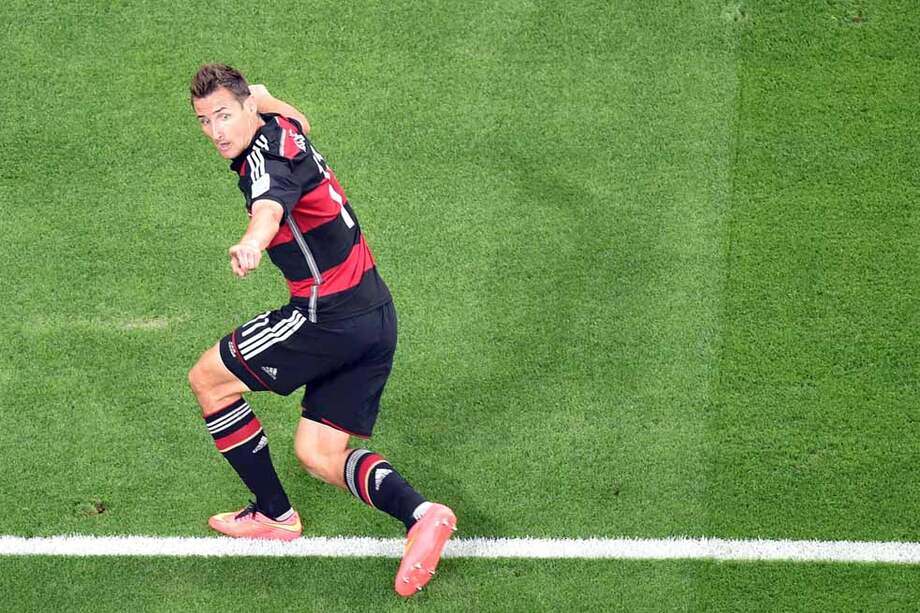 En el minuto 23, el alemán Miroslav Klose anotó su gol número 16 en los mundiales. / AFP