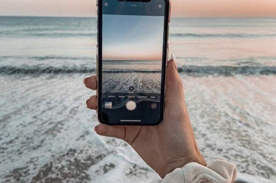 Es importante que consideres tu presupuesto, el tamaño de la pantalla, la duración de la batería y el rendimiento general del teléfono.