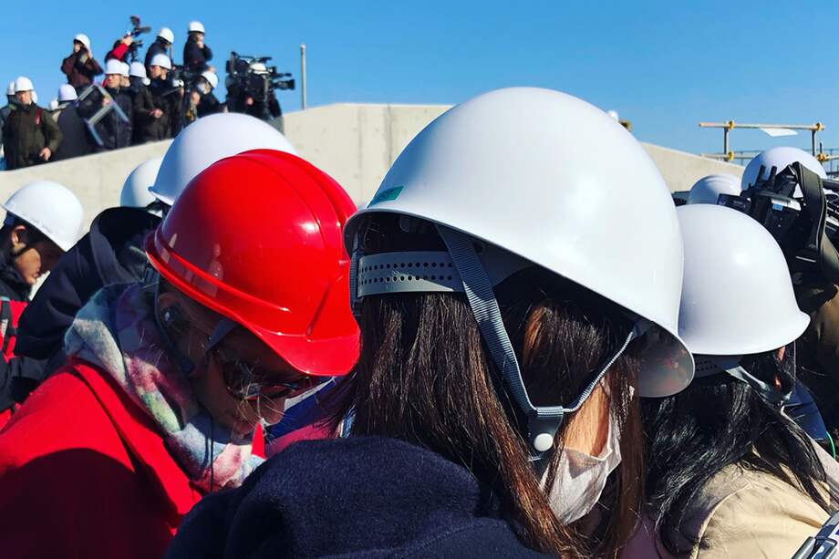 Periodista extranjera en un recorrido por las obras de las instalaciones olímpicas de Tokio 2020, parece invocar el refrán japonés "Todo clavo que sobresale, será martillado".