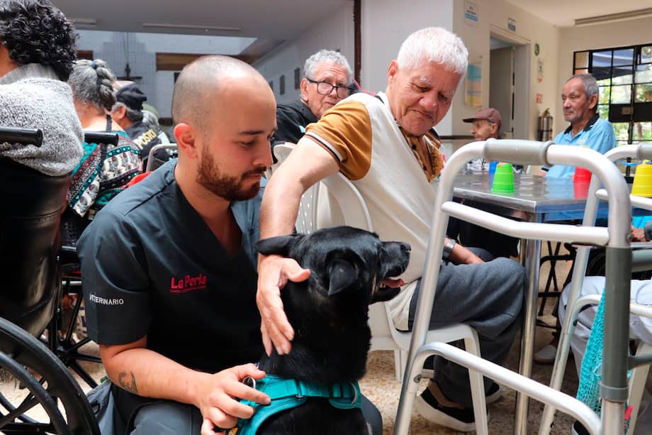 En el hogar geriátrico, la presencia de los perros rompió por unas horas la calma habitual de los pasillos.