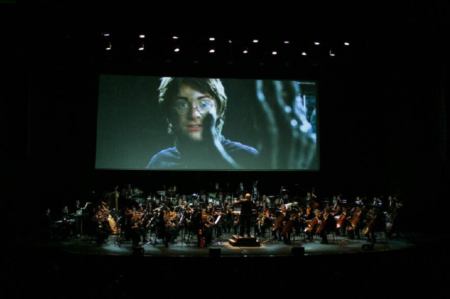 La orquesta interpreta la música original de la película, mientras en la pantalla de fondo se desarrolla la trama sobre el mago Harry Potter. / Cortesía