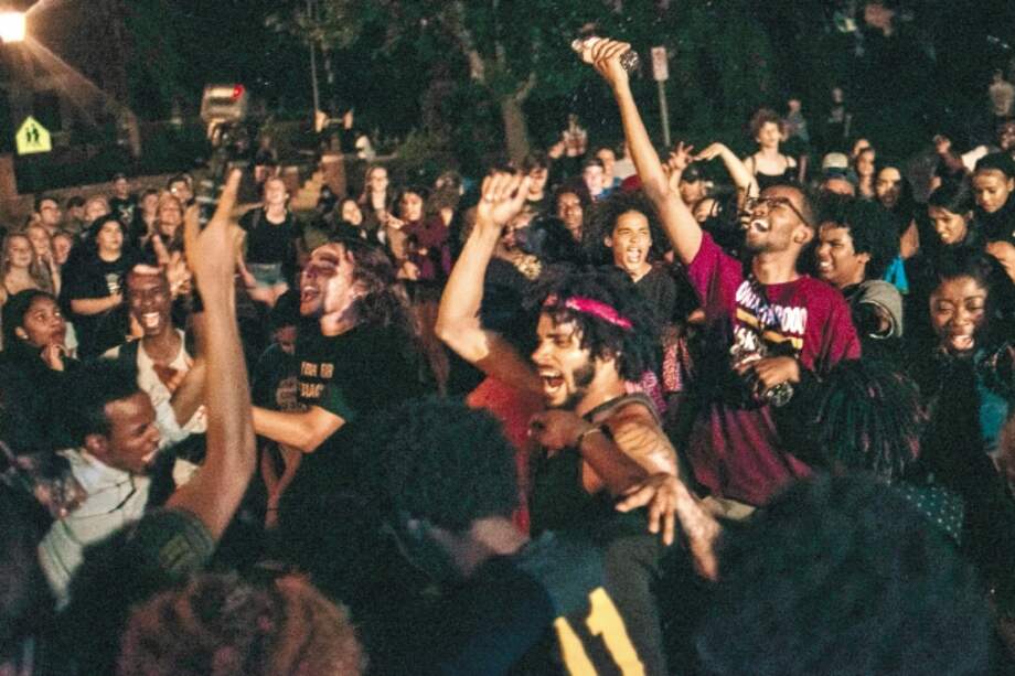 Manifestantes protestan por la muerte de Philando Castile en Saint Anthony (Estados Unidos). / AFP