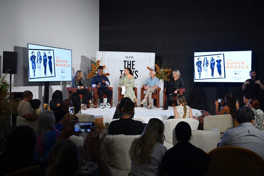 La productora, Sara Bernstein, el director, Roger Ross Williams, la supermodelo y empresaria, Ashley Graham, el diseñador, Todd Oldham y la directora, Larissa Bills hablaron de "The Super Models" en Apple TV+. / Getty Images