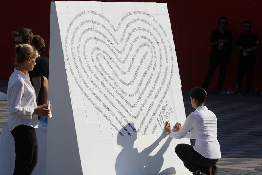 En uno de los actos conmemorativos se escribió el nombre de las 86 en forma de corazón. / AFP