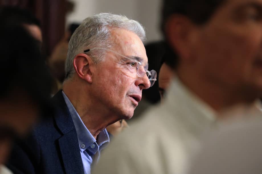 La diligencia de indagatoria contra el expresidente Álvaro Uribe para el próximo 24 de julio se mantiene en pie. (Photo by Jaime SALDARRIAGA / AFP)