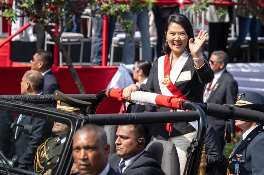 La presidenta de Perú, Keiko Fujimori, saluda desde un vehículo durante un desfile cívico militar.