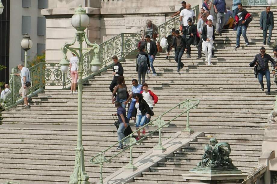 Gente corriendo por las escaleras de la Gare de Marsella-Saint-Charles después del ataque contra los pasajeros en la estación de trenes de Marsella. /Agencia EFE