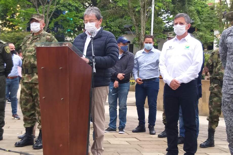 Ministro de Defensa, Carlos Holmes Trujillo, estuvo reunido con las autoridades locales de Andes, en Antioquia. / Ministerio de Defensa.