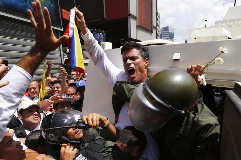 El dirigente opositor Leopoldo López se trepó a una estatua del prócer cubano José Martí antes de entregarse a la Guardia Nacional. / Reuters