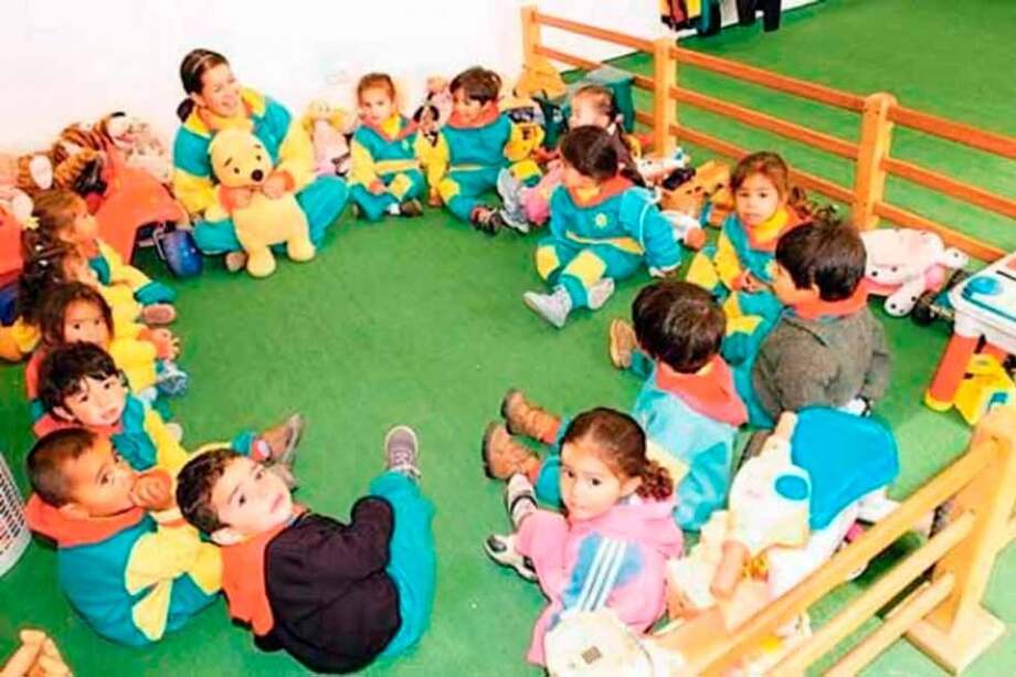 Denuncian que Secretaría de Educación atiende a niños en bodegas y supermercados