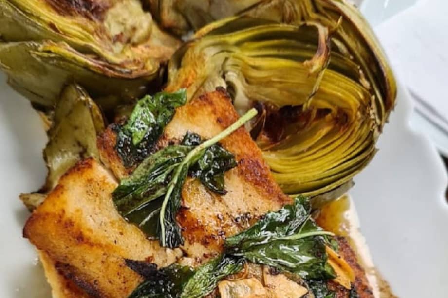 Filete de corvina con ajos dorados, albahaca y alcachofa. / Cortesía Harry Sasson