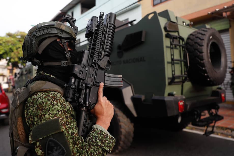 Un integrante del Ejército patrulla el barrio Siloé este jueves, en Cali. EFE/ Ernesto Guzman Jr