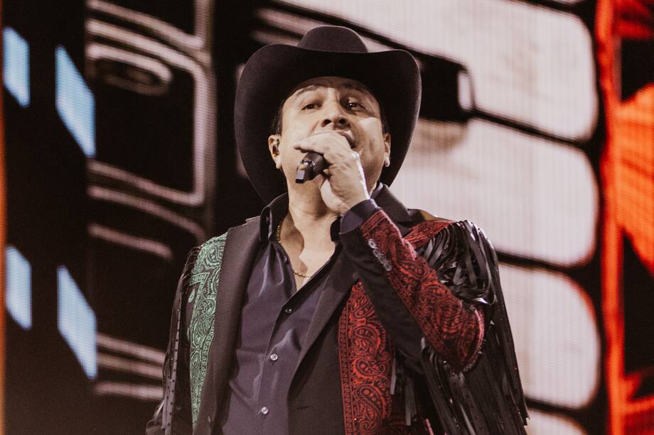 "Aprovecho para comentarle una variante que le estamos incluyendo a nuestro repertorio, que es la música mexicana de mariachi, vestido de charro, que es un vestir muy mexicano. Lo hemos incluido a partir de ahora, de las primeras presentaciones de Julión Álvarez y Norteño Banda, y queremos llevarlo a los diferentes países que nos toque visitar, mientras se pueda", Julión Álvarez a Vea.